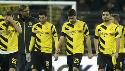 El entrenador y algunos jugadores del Borussia abandonan el terreno de juego tras perder, ayer.