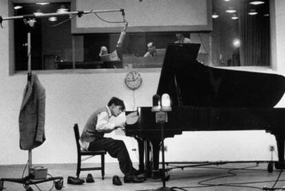 Glenn Gould, en una sesión de grabación de Bach en 1956.