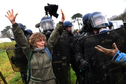 Antidisturbios franceses desalojan un campamento ocupado en Notre Dame des Landes (Francia).
