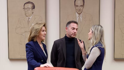 Dolores de Cospedal (a la izquierda), ex secretaria general del PP y exministra de Defensa con Mariano Rajoy, en la comisión de la Operación Cataluña del Congreso.