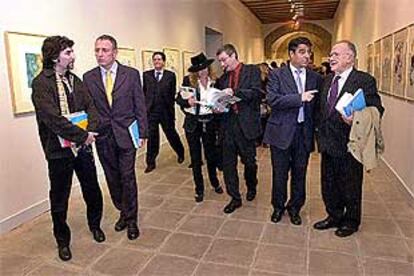 Participantes en la inauguración, ayer, de la exposición de obras plásticas de Alberti en Córdoba.