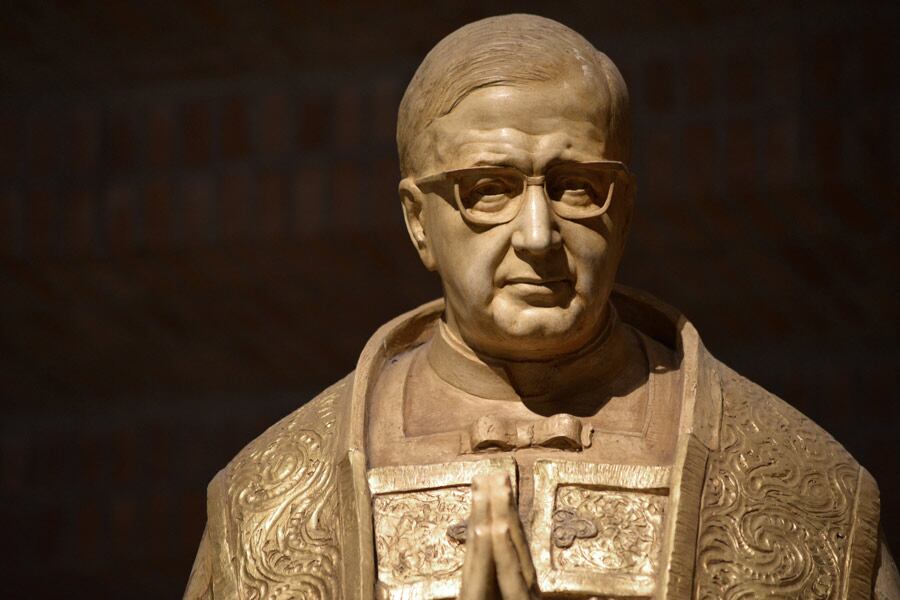 Estatua de san Josemaría de Escrivá, junto al retablo del santuario de Torreciudad, en Huesca.