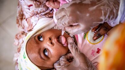 Un bebé recibe su dosis de vacuna contra la polio en Nouakchott (Mauritania). 