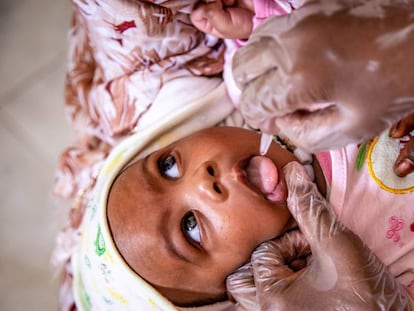 Un bebé recibe su dosis de vacuna contra la polio en Nouakchott (Mauritania). 