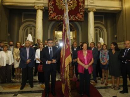 La alcaldesa Rita Barber&aacute; y el concejal Crist&oacute;bal Grau que portar&aacute; este a&ntilde;o la bandera en la Procesi&oacute;n C&iacute;vica. 