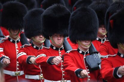 Miembros de la Guardia desfilan en las afueras del Parlamento británico durante la inauguración de la legislatura.