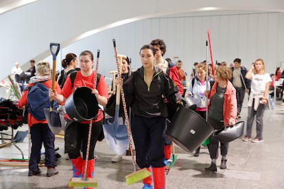 Cuadrillas de voluntarios en la Ciudad de las Artes y las Ciencias de Valencia, este domingo. 