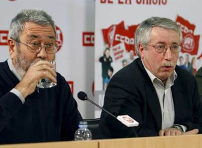 Cándido Méndez (izquierda) e Ignacio Fernández Toxo, durante la rueda de prensa ayer en Madrid.