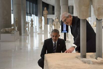 El presidente de los Estados Unidos, Barack Obama, escucha las explicaciones del profesor Dimitrios Pandermalis, presidente del Museo del Acrópolis.