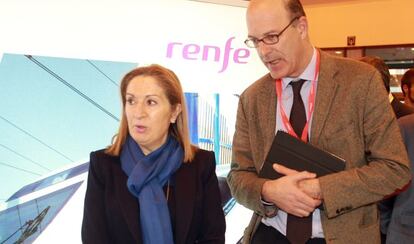 La ministra de Fomento, Ana Pastor, con el presidente de Renfe, Pablo V&aacute;zquez. / Pablo Monge