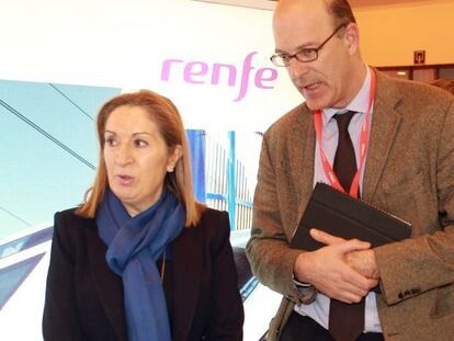 La ministra de Fomento, Ana Pastor, con el presidente de Renfe, Pablo V&aacute;zquez. / Pablo Monge