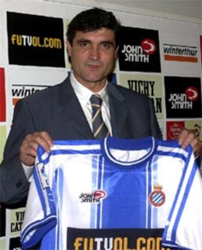 Fotografía de archivo de Juan de Dios Ramos, captada durante su presentación a la prensa el pasado  mayo de 2002, como entrenador del R.C.D. Espanyol.