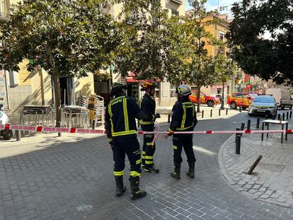 Bomberos trabajando en el entorno del edificio afectado en la calle de Ave María, el pasado 13 de marzo.