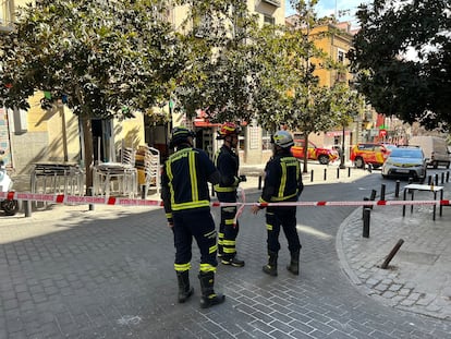 Bomberos trabajando en el entorno del edificio afectado en la calle de Ave María, el pasado 13 de marzo.