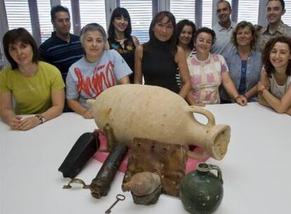 Los trabajadores del Centro de Arqueología Subacuática con la directora, Carmen García Rivera (en el centro).