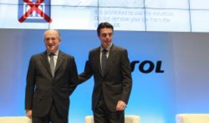 El ministro de Industria, José Manuel Soria, y el presidente de Repsol, Antonio Brufau, coincidieron ayer en un evento celebrado en la sede de la petrolera.