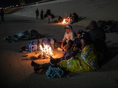 Migrantes venezolanos hacen una fogata improvisada junto al río Bravo en Ciudad Juárez, el 20 de diciembre.