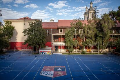 Vista del exterior del colegio San Ignacio, ubicado en el centro histórico de Santiago de Chile y fundado en 1856. Es uno de los pocos centros privados donde acuden estudiantes tanto de zonas acomodadas como de otras de menores recursos. En medio de la pandemia de covid-19, las diferentes realidades de su alumnado han sido uno de los principales desafíos a la hora de educar a distancia y en un contexto adverso.