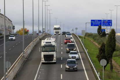 Dos camiones a la entrada de Madrid este martes durante la segunda jornada de huelga convocada por la Plataforma en Defensa del Sector del Transporte, sin apenas seguimiento.