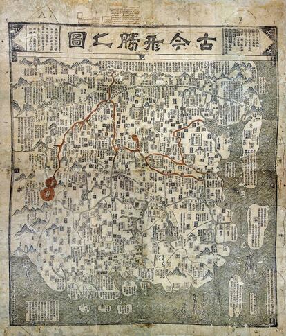 El primer mapa que llegó a España (y tal vez a Europa) procedente de China. Fechado en 1555, narra mediante pequeños textos la historia de las ciudades del país. La silueta de la muralla china cruza de este a oeste la parte superior del plano. El río Amarillo aparece naranja. Sobre estas líneas, personal del laboratorio de restauración retira los papeles que protegen el valioso mapa.