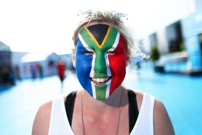 Una aficionada con la bandera de Sudáfrica.