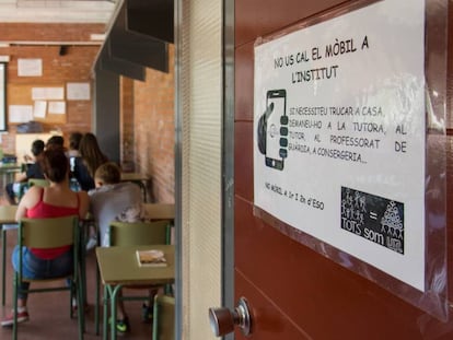 Cartel en una de las aulas del centro de educación secundaria Torre Vicens, en Lleida, en el que se puede leer "no os hace falta el móvil en el instituto".