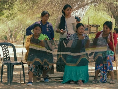 Claudia Alarcón e integrantes de la Silät tejen una de sus obras.