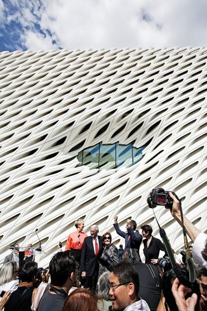 De izquierda a derecha, Joanne Heyler, directora de 'The Broad'; sus impulsores Eli y Edythe Broad; el alcalde de Los Ángeles, Eric Garcetti, y la arquitecta Elizabeth Diller, durante la inauguración del museo el pasado septiembre.