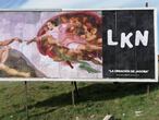 El cartel dedicado a Jagoba Arrasate, del artista anónimo LKN, ha sido instalado a 500 metros de El Sadar.