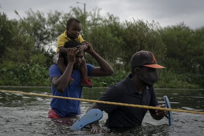 Dado que las condiciones en el campamento situado bajo el puente internacional de Del Río son muy precarias, los migrantes cruzan el río Bravo todos los días para hacerse con alimentos en México. El agua les llega hasta el pecho al regresar del lado estadounidense.