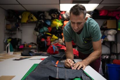 Martínez Pietri marca el patrón a cortar para una chaqueta.