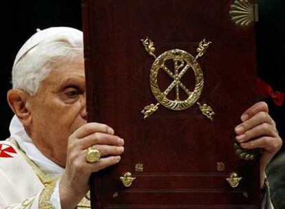 El papa Benedicto XVI, durante la misa celebrada ayer en la basílica de San Pedro.