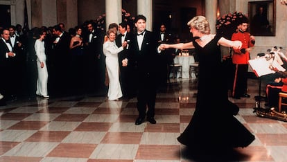 Se dice que uno de los puntos de inflexión en su estilo fue este diseño en terciopelo azul de Victor Edelstein que utilizó para asistir a un evento en la Casa Blanca. El famoso giro que protagonizó en la pista de baile junto a John Travolta es historia gráfica. El vestido se subastó en 2013 junto con otras piezas de Lady Di.