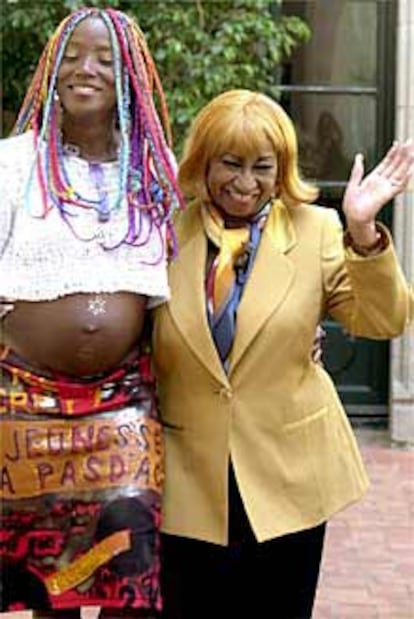 Lucrecia, a la izquierda, y Celia Cruz, en Barcelona.