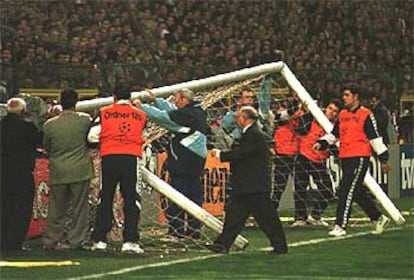 La violencia no se ciñe a los enfrentamientos entre aficiones rivales o al lanzamiento de objetos al terreno de juego. Durante la semifinal de la Liga de Campeones que enfrentó al Real Madrid contra el Borussia de Dormunt, los ultras madridistas consiguieron arrancar una portería del Santiago Bernabéu.