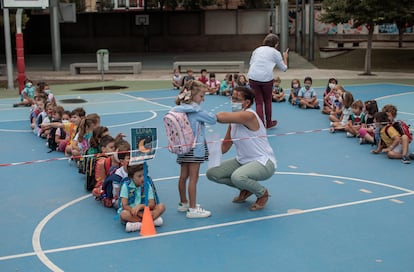 Una docente del colegio Jesús y María de Valencia, se saluda con una alumna durante el primer día de la Comunitad Valenciana.