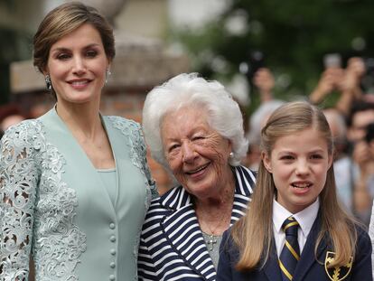 La reina Letizia con su abuela, Menchu Álvarez del Valle, en la comunión de la infanta Sofía, en mayo de 2017 en Madrid.