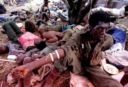 El 7 de abril, la primera ministra, Agathe Uwilingiyimana, y los soldados belgas de las fuerzas de la ONU que la custodiaban fueron asesinados brutalmente por los soldados del Gobierno. En la imagen, un soldado ruandés enfermo de cólera, en un hospital militar improvisado de Goma, el 26 de julio de 1994.