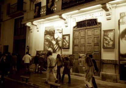 Entrada del Teatre Talía en la calle Caballeros de Valencia.