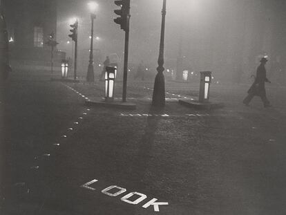 <i>Londres, 1952,</i> imagen de Robert Frank (Zúrich, 1924) en la exposición <i>Night Vision: Photography After Dark</i> del Metropolitan de Nueva York.