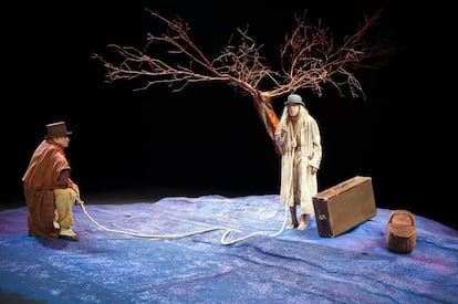 Escena de &quot;Esperando a Godot&quot; de Samuel Beckett, dirigida por Joan Oll&eacute; en el festival Grec.
 
 