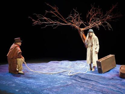 Escena de &quot;Esperando a Godot&quot; de Samuel Beckett, dirigida por Joan Oll&eacute; en el festival Grec.
 
 