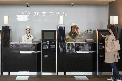 Recepción de robots en el hotel Henn-na de Nagasaki.