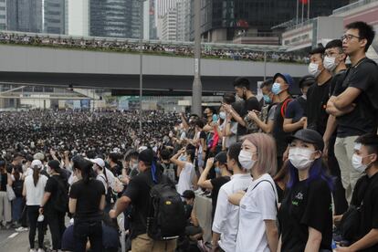Un grupo de manifestantes con mascarillas para protegerse de los gases lacrimógenos tratan de bloquear el acceso al Consejo Legislativo hoy en Hong Kong.