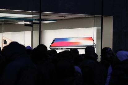 Una multitud hace cola para adquirir el nuevo iPhone X en una tienda Apple en Fráncfort (Alemania).