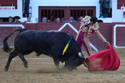 Morenito de Aranda, al natural ante el cuarto toro de la tarde.