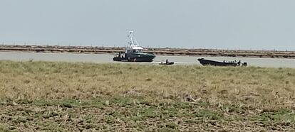 The Civil Guard recovers the drug boat that sank in the Guadalquivir River, in which one of its crew members died, in an image provided by the Armed Institute.