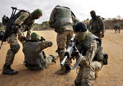 Reclutas del Ejército ucranio se entrenaban el viernes en el campo de maniobras de Los Alijares, con instructores españoles del Toledo Training Center (TTC).