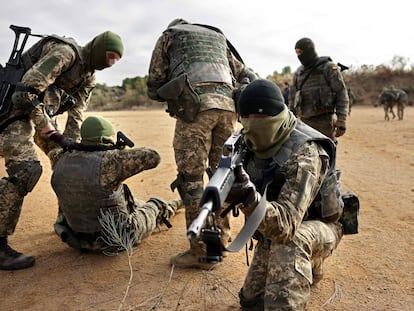 Reclutas del Ejército ucranio se entrenaban el viernes en el campo de maniobras de Los Alijares, con instructores españoles del Toledo Training Center (TTC).