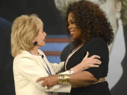 Barbara Walters abraza a Oprah Winfrey durante la grabación del últlimo programa de "The View".